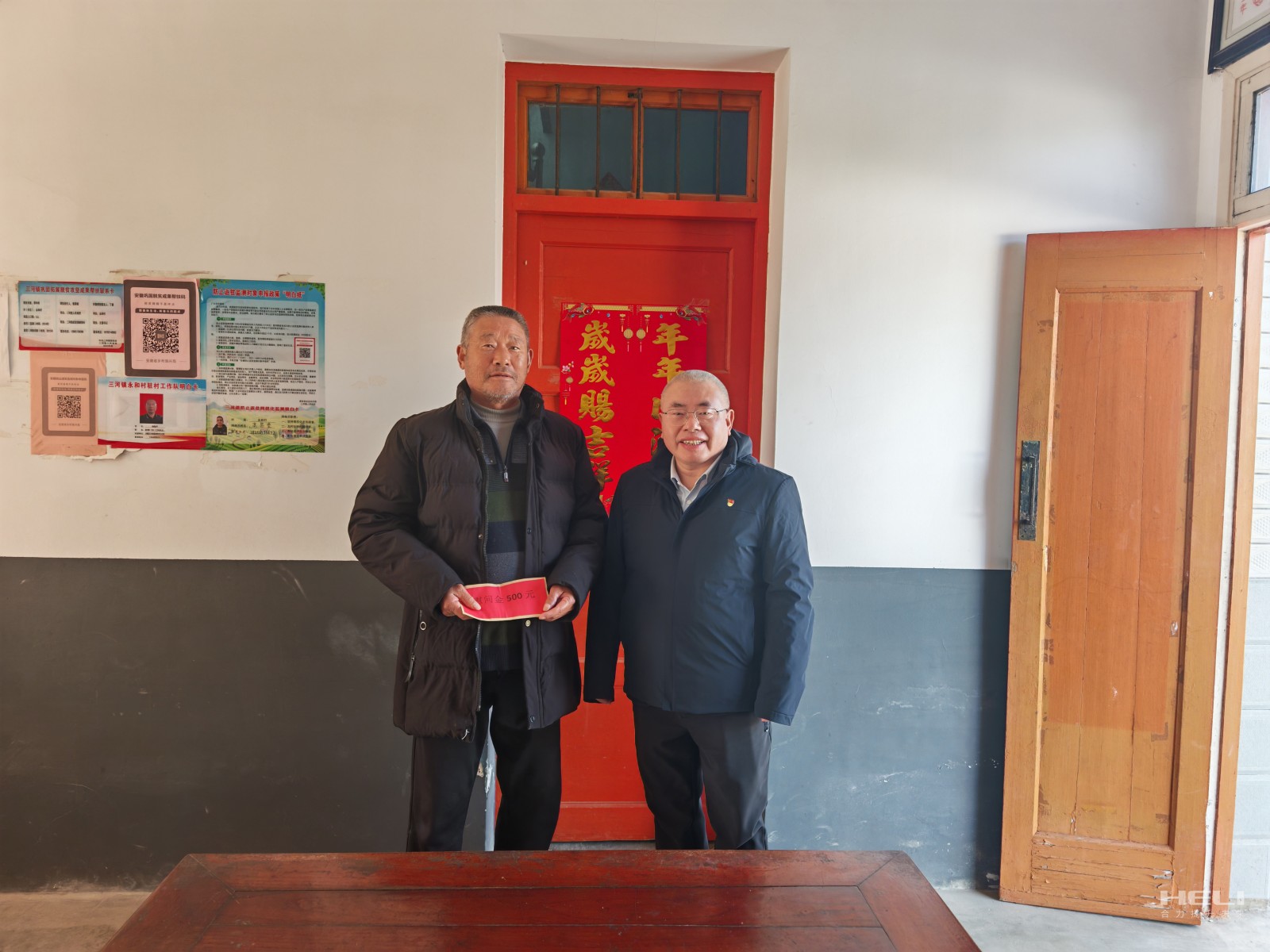 楊安國現(xiàn)場(chǎng)慰問脫貧戶.jpg